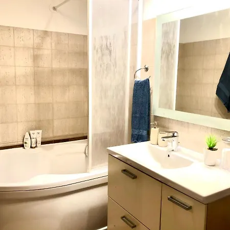 2 Bedroom Central Near The Old Town Apartment